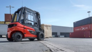 Der Elektrostapler X30 von Linde MH im Ausseneinsatz.