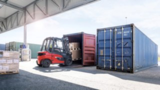 La versione per container dell’X20 - X35 è ideale per il carico e lo scarico di container La versione per container del carrello elevatore X20 – X35 di Linde