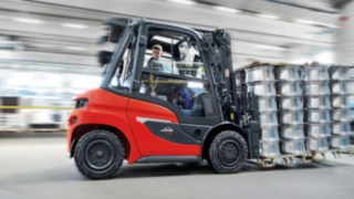 L’H35 – H50 di Linde Material Handling trasporta merci nel magazzino