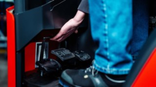 Carrello retrattile di Linde MH con pedaliera regolabile in altezza