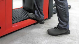 Préparateur de commandes avec plateforme conducteur à suspension pneumatique