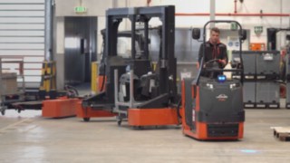Rifornimento della linea di montaggio tramite un trenino di movimentazione di Linde Material Handling