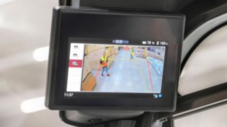 Display der Linde Reverse Assist Camera von Linde MH zeigt die Umgebung hinter dem Fahrzeug.