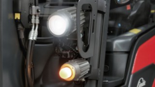 Zwei Leuchten vorne am Ex-Schutz-Elektrostapler E14 von Linde MH