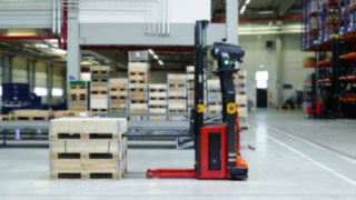 Ein L-MATIC HD k von Linde Material Handling im Wareneingang.