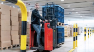 Étroit et maniable – le double gerbeur D10 issu de la gamme étroite de Linde Material Handling Le double gerbeur D10 lors du transport d’un chargement