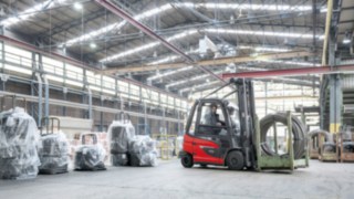 Le chariot électrique E30 de Linde transporte un rouleau de fil dans l’entrepôt de WDI.