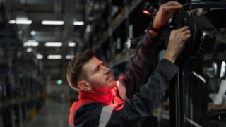 Tecnico dell'assistenza Linde durante l'installazione di una soluzione di illuminazione