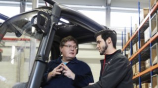 Staplerfahererschulung Staplerfahrer wird von Linde Berater geschult