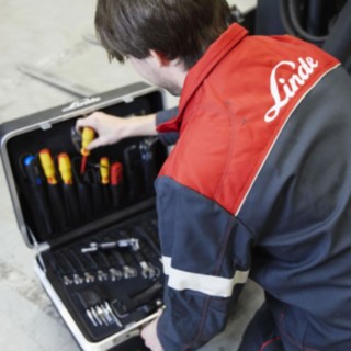Technicien de maintenance de Linde Material Handling avec sa mallette Technicien de maintenance de Linde Material Handling avec sa mallette