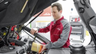 Un technicien de maintenance Linde travaillant sur un chariot