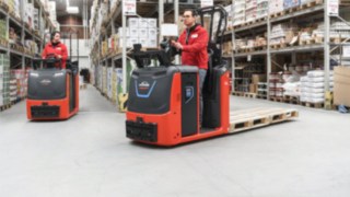 Les préparateurs de commandes de la série N20 C de Linde Material Handling en service Les préparateurs de commandes de la série N20 C de Linde Material Handling en service dans l’entrepôt