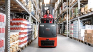 Le préparateur de commandes N20 C de Linde Material Handling dans l’entrepôt