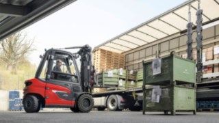 Un chariot électrique Linde X35 déchargeant un camion