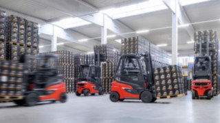 Un chariot frontal Linde en action dans l’industrie des boissons