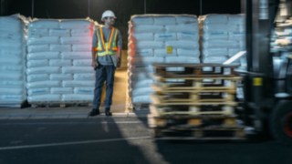 Mit der interaktiven Warnweste von Linde Material Handling gut sichtbar, wenn es darauf ankommt Lagerarbeiter und Stapler kreuzen sich und der Lagerarbeiter ist mit der Interaktiven Warnweste von Linde Material Handling gut sichtbar