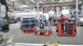 Rifornimento della linea di montaggio tramite un trenino di movimentazione di Linde Material Handling