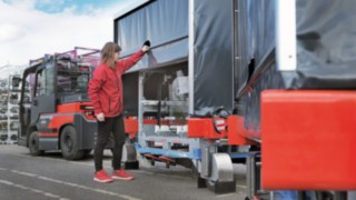 Les trains de remorques Linde sont dotés d’une multitude de fonctions qui permettent un déploiement parfaitement sécurisé. Les trains de remorques Linde sont dotés d’une multitude de fonctions qui permettent un déploiement parfaitement sécurisé.