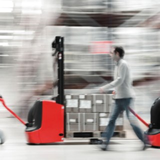 Gerbeurs de Linde Material Handling chargés de marchandises Gerbeurs de Linde Material Handling chargés de marchandises
