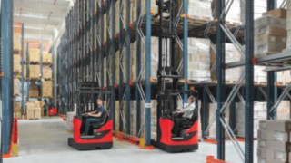 Rétractables Linde R14 - R17 X dans un entrepôt avec stockage grande hauteur