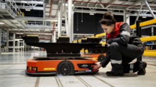 Une technicienne de service de Linde répare un C-MATIC