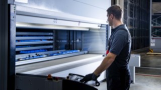 Un technicien de service de Linde s’occupe du système de stockage automatisé pour petites pièces