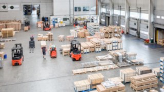 I carrelli elevatori per corsie strette di Linde Material Handling sono connessi tramite il sistema di gestione delle flotte connect e comunicano tra di loro.