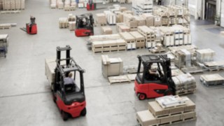 Avec le pack de base de connect:cloud, vous gardez toujours le contrôle sur votre flotte de chariots élévateurs. Un chariot élévateur Linde en action dans un entrepôt