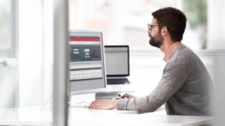 Les chariots gros tonnage Linde peuvent être intégrés à un système de gestion de flotte afin d’optimiser le taux d’utilisation des chariots, de planifier les intervalles de maintenance avec davantage de précision et de gérer d’autres processus. Les chariots gros tonnage Linde peuvent être intégrés à un système de gestion de flotte afin d’optimiser le taux d’utilisation des chariots, de planifier les intervalles de maintenance avec davantage de précision et de gérer d’autres processus.