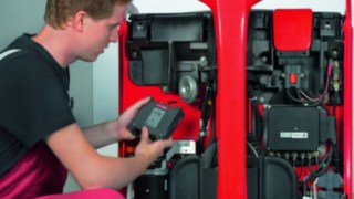 Techniker rüstet einen Stapler mit Linde-Komponenten nach Techniker rüstet einen Stapler mit Linde-Komponenten nach