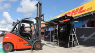 Des chariots de location Linde en action en Formule 1