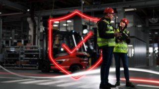 Die Sicherheitsberater von Linde Material Handling im Einsatz beim Kunden. Die Sicherheitsberater von Linde Material Handling im Einsatz beim Kunden.