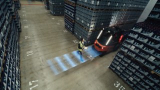 Das Assistenzsystem Linde Reverse Assist Radar erkennt einen Fussgänger im rückwärtigen Fahrbereich des Staplers. Das Assistenzsystem Linde Reverse Assist Radar erkennt einen Fussgänger im rückwärtigen Fahrbereich des Staplers.