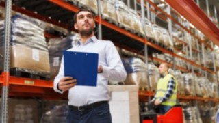 Mitarbeiter arbeiten in einem Lager.