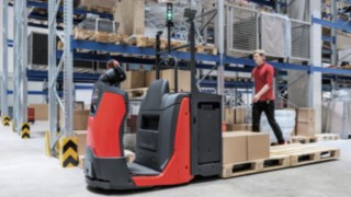 N20 con opzione SA di Linde Material Handling in azione nel magazzino