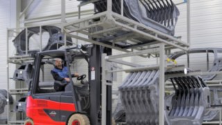I carrelli elevatori con sistema di celle a combustibile offrono prestazioni costanti. Il Linde FC 25 carica merci.