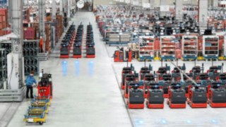 Linde order pickers are available with different energy systems Order picker from Linde Material Handling in a warehouse