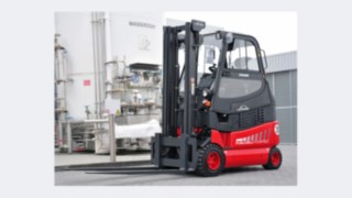 Linde MH Stapler mit Brennstoffzellen-Antrieb vor einem Wasserstoff-Tank.
