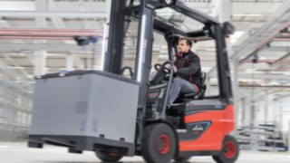 I modelli roadster E20 – E35 R offrono al conducente una visibilità eccellente sul percorso. I modelli roadster E20 – E35 R di Linde Material Handling garantiscono un’ottima visibilità.