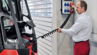 Il caricabatteria onboard di Linde Material Handling porta la manovrabilità dei carrelli elevatori elettrici al livello successivo Caricabatteria onboard di Linde Material Handling