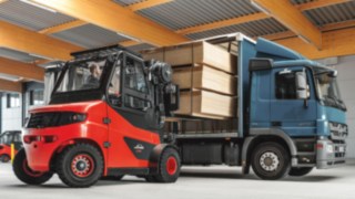 Con il modello E60 – E80 Linde introduce sul mercato un carrello elevatore elettrico estremamente potente. Carrello elevatore elettrico E60 – E80 di Linde Material Handling