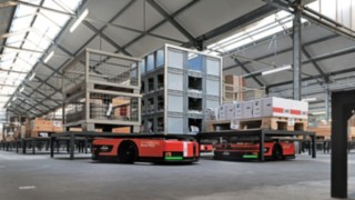 Zwei automatisierte Plattformfahrzeuge C-MATIC von Linde MH im Lager bei ABS Safety.