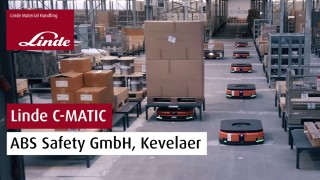Logo von Linde Material Handling und Schriftzug "Linde C-MATIC ABS Safety GmbH, Kevelaer" auf einem Foto von mehreren C-MATIC-Fahrzeugen im Lager von ABS Safety.
