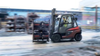Un chariot diesel Linde en action dans l’aciérie Bruehl