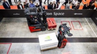 Deux chariots Linde transportent des charges au salon LogiMAT 2025.
