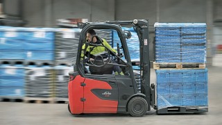 Un collaborateur de DB Schenker circule en marche arrière sur le chariot électrique E16 Linde Un collaborateur de DB Schenker circule en marche arrière sur le chariot électrique E16 Linde