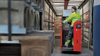 Une collaboratrice de DB Schenker recule sur une rampe de chargement avec le Linde D12 HP SP Une collaboratrice de DB Schenker recule sur une rampe de chargement avec le Linde D12 HP SP