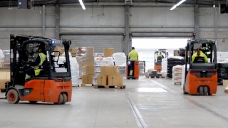 Différents chariots Linde transportent des marchandises dans l’entrepôt de DB Schenker. Différents chariots Linde transportent des marchandises dans l’entrepôt de DB Schenker.