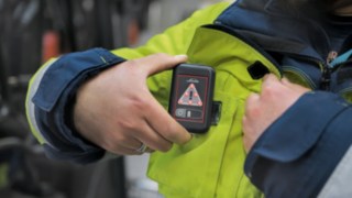 Un collaborateur de DB Schenker porte le module piéton du Linde Safety Guard