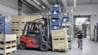 Deux autres caractéristiques du X35 de Linde : une ergonomie et une sécurité exceptionnelles. Le chariot électrique X35 de Linde transporte des marchandises dans l’entrepôt d’EOT